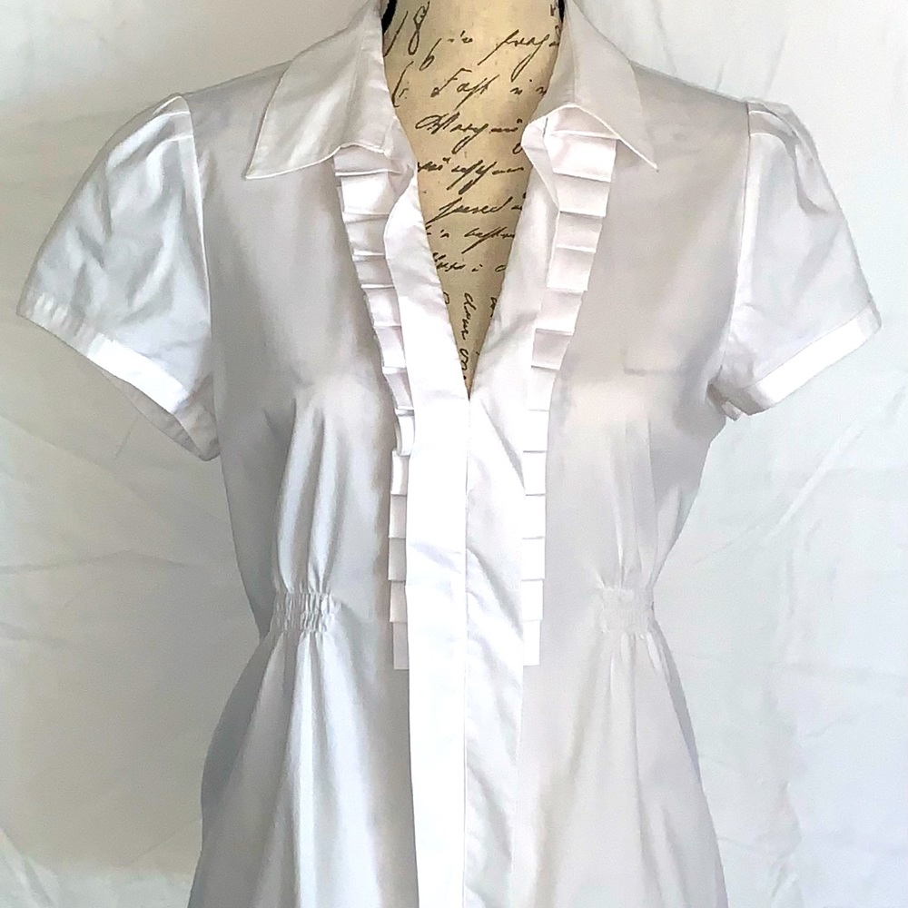 Short sleeve Ann Taylor white blouse with pleated placket detail and side zip